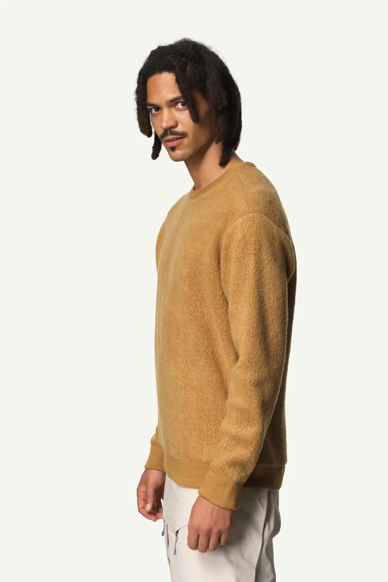 830035_G65_201_Men_Alto_Wool_Crew_greenish_gold_B491_c_low