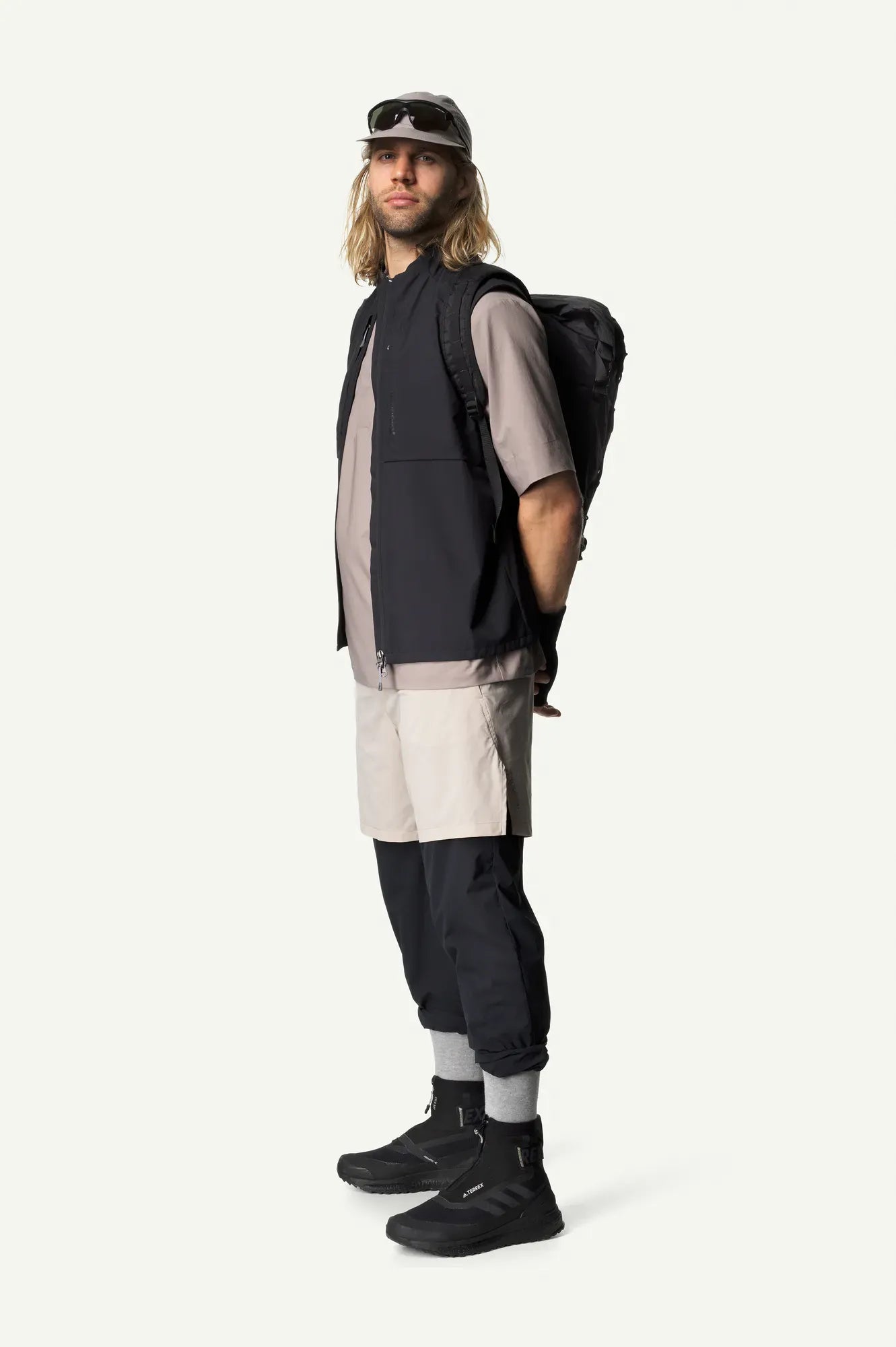 840007_900_103_Men_Pace_Hybrid_Vest_true_black_c_low