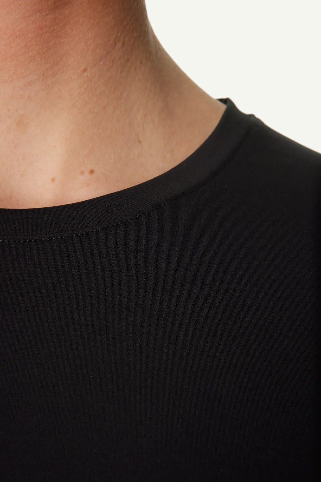 840064_900_200_Women_Pace_Air_LS_Tee_true_black_c_low