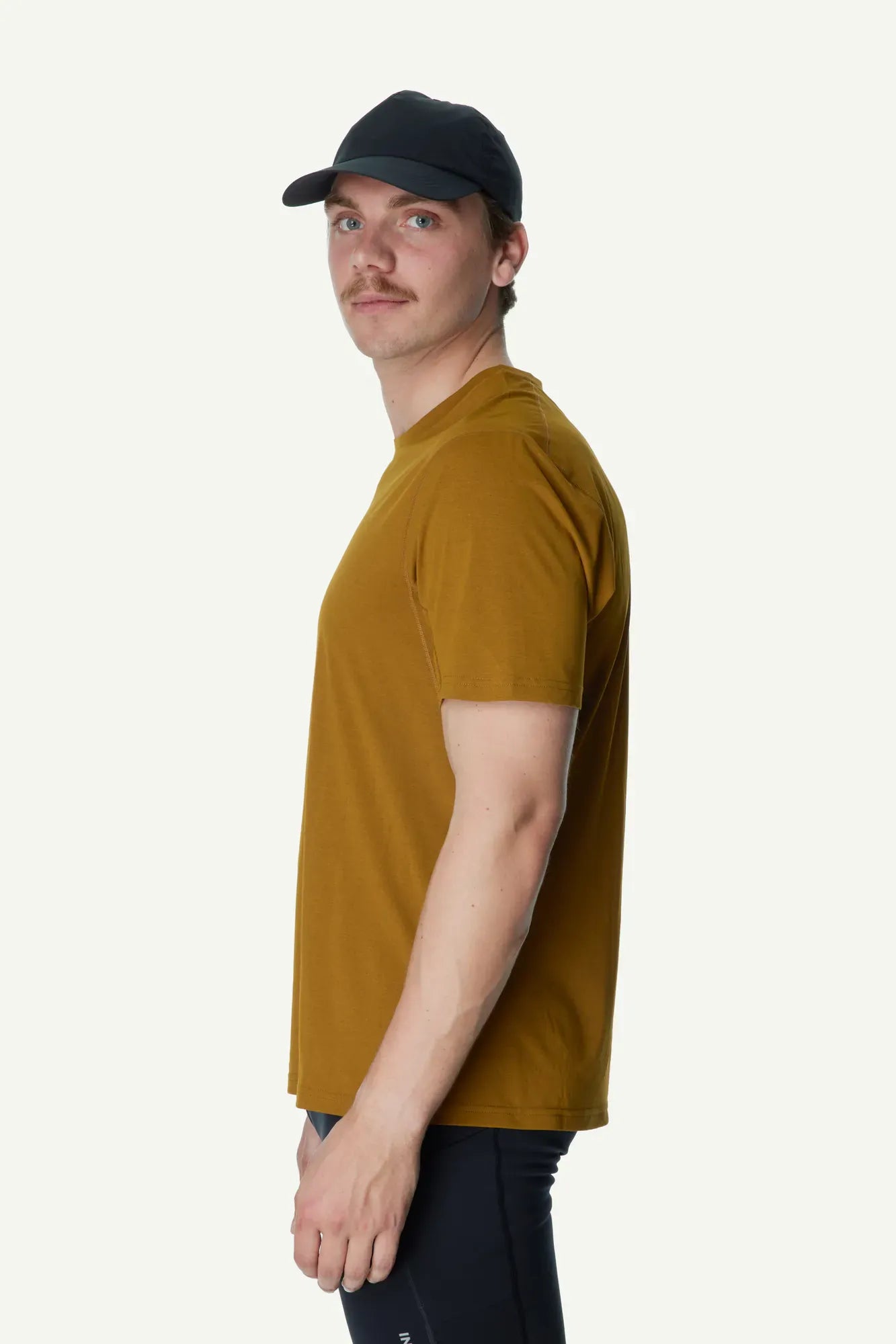 840069_G65_201_Men_Pace_Air_Tee_greenish_gold_A372_c_low