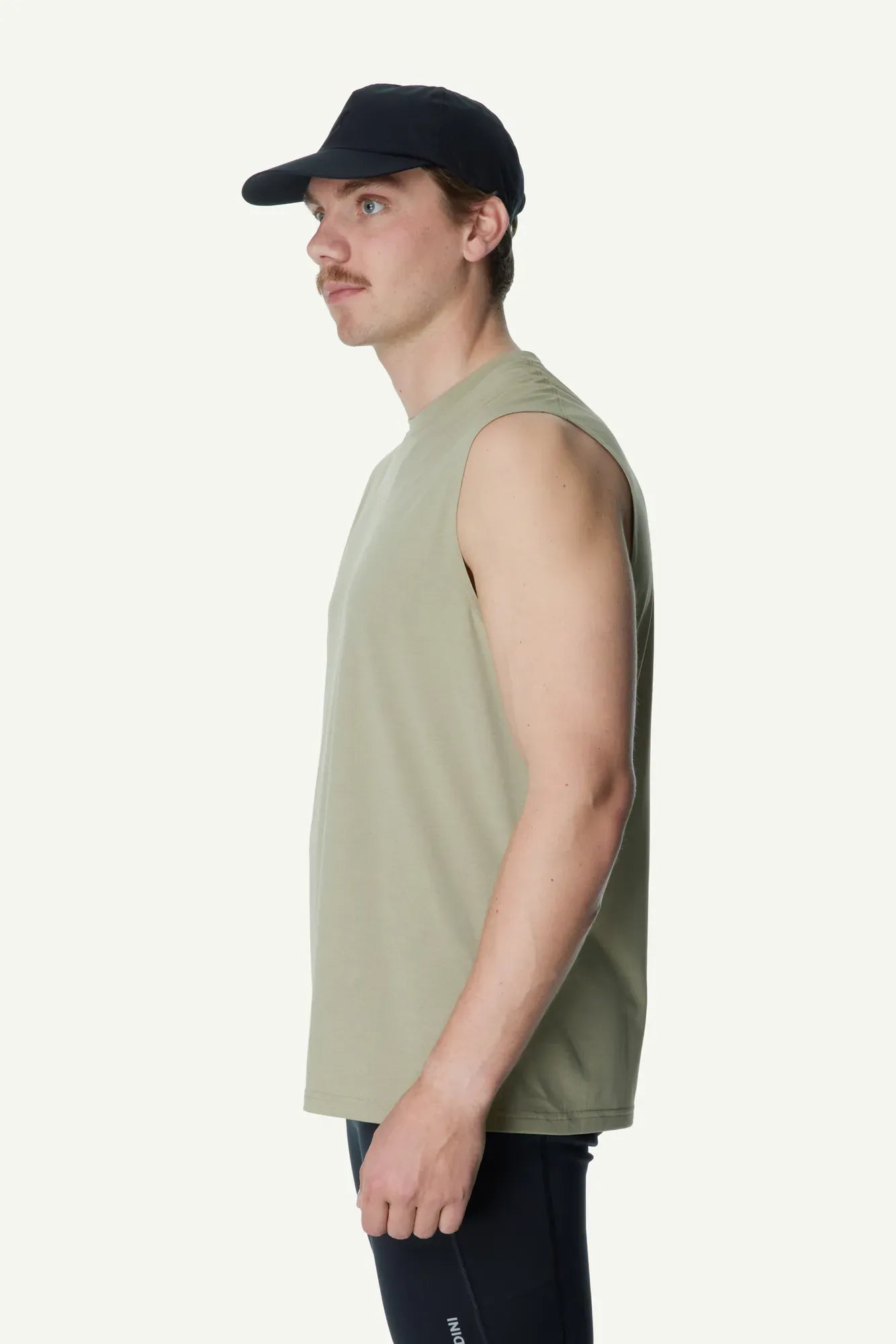 840070_H31_201_Men_Pace_Air_Tank_powder_green_A372_c_low
